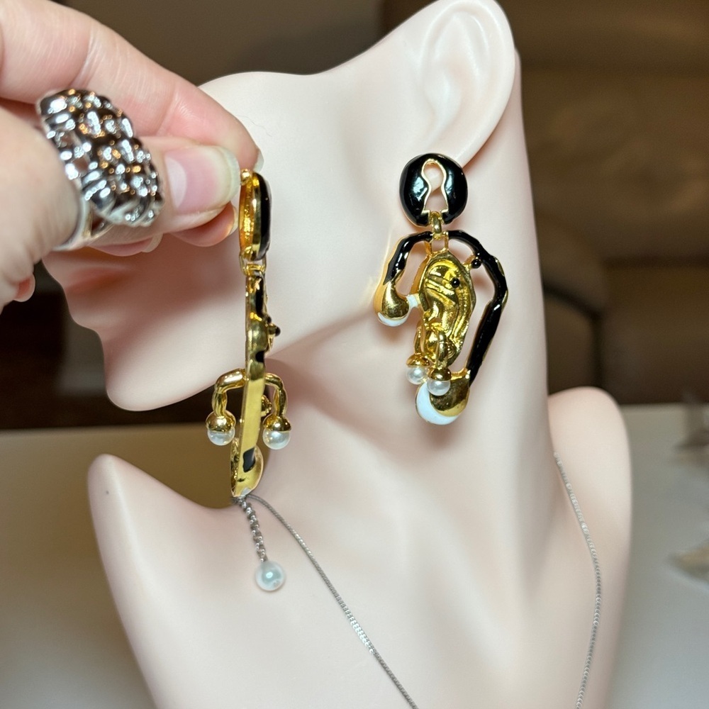 ⚜️ Elegant Gold and Black Earrings with Pearl Accents - Picture 4 of 12